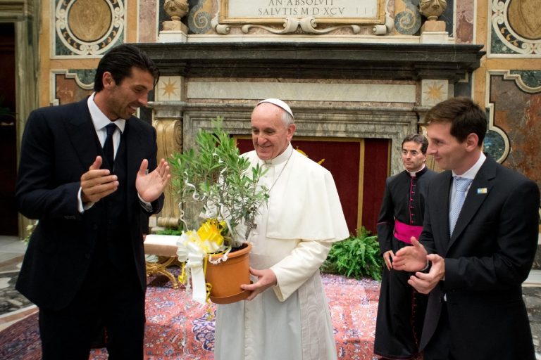 Lionel Messi a adus un omagiu Papei Francisc: ”Un papă diferit”