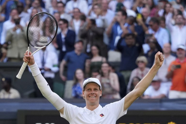 Jannik Sinner este marele câștigător de la Wimbledon, după ce s-a impus în patru seturi în fața lui Carlos Alcaraz