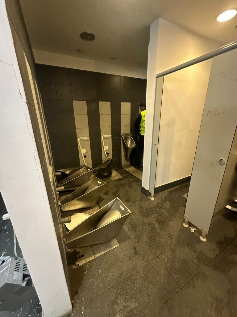 Imagini revoltătoare după derby-ul U Cluj – CFR Cluj: toalete devastate și scaune incendiate pe Cluj Arena – FOTO